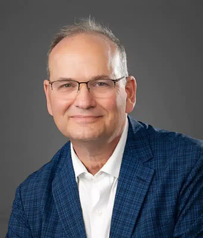 a photo of a man wearing glasses, Gary E. Mason of Mason LLP